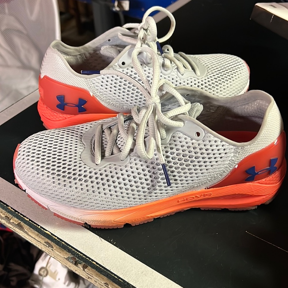 Like-new 7.5 under armor sneakers